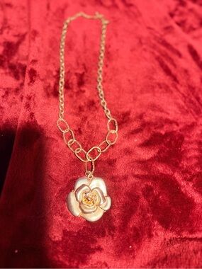 Vintage Gold Tone Rose Flower Pendant Necklace & Free Beauty Gift Bag